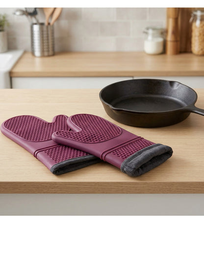 Wizes Lined Silicone Oven Mitten Pair 31 cm Plum - Lifestyle view